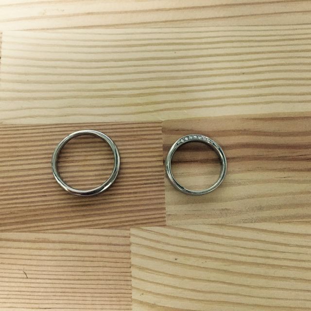 【4℃ BRIDAL(ヨンドシーブライダル)の口コミ】 一見、シンプルなデザインなのですが、側面にダイヤがついているので、見…