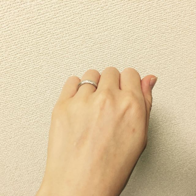 【4℃ BRIDAL(ヨンドシーブライダル)の口コミ】 一見、シンプルなデザインなのですが、側面にダイヤがついているので、見…