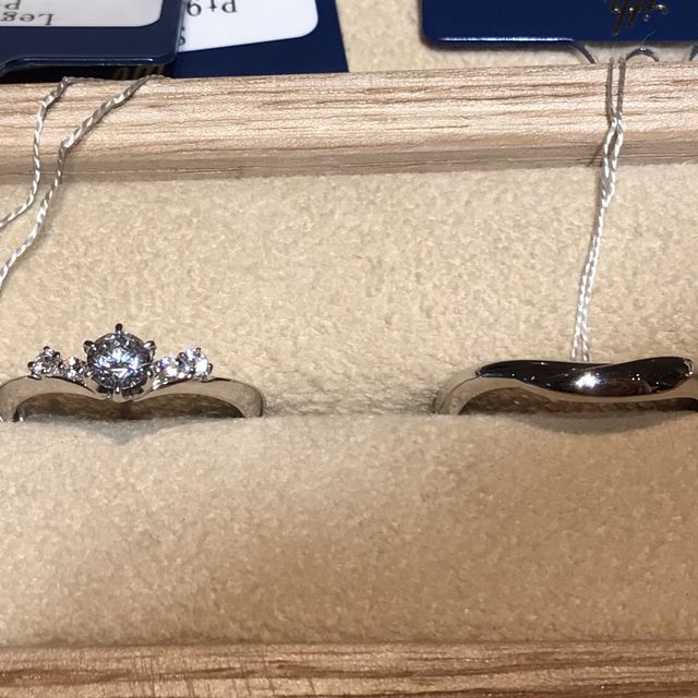 【ith(イズ)の口コミ】 オーダーメイドなので、シンプルな石なしのデザインの結婚指輪に石を足せ…