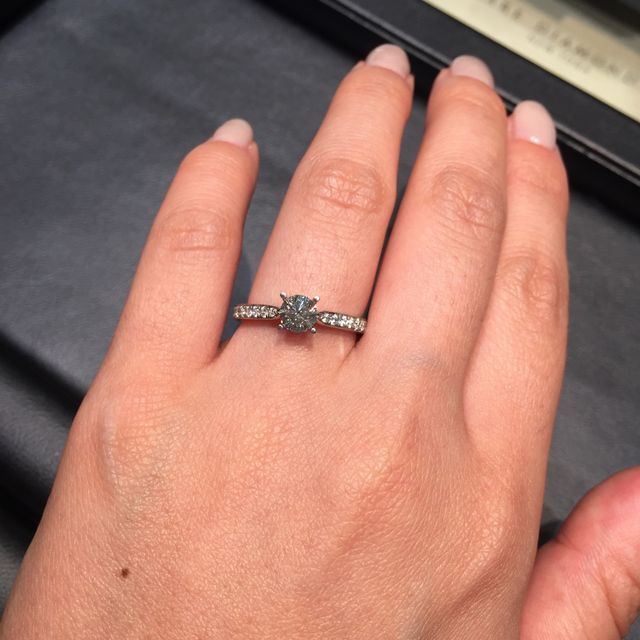 【ラザール ダイヤモンド(LAZARE DIAMOND)の口コミ】 第1にダイヤの輝きに心奪われたのとデザインが気に入りこれに決めました！…