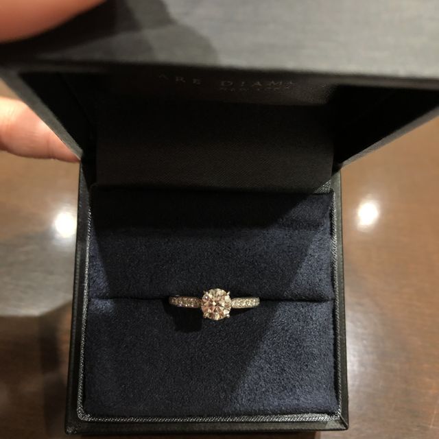 【ラザール ダイヤモンド(LAZARE DIAMOND)の口コミ】 第1にダイヤの輝きに心奪われたのとデザインが気に入りこれに決めました！…