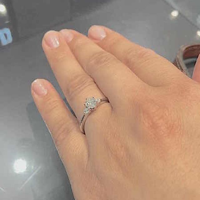 【ROYAL ASSCHER(ロイヤル・アッシャー)の口コミ】 指輪のリングの幅がゴツゴツしておらず、はめた時の感触がとても良かった…
