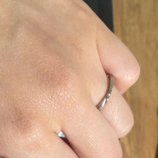 【PORTADA(ポルターダ)の口コミ】 ウェーブ系のリングを探しており、色々なものを試着しましたがこちらのリ…
