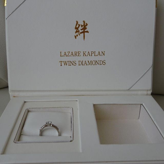 【ラザール ダイヤモンド(LAZARE DIAMOND)の口コミ】 とにかく美しくてゴージャスです。真ん中に大きなダイヤと、それに続いて…
