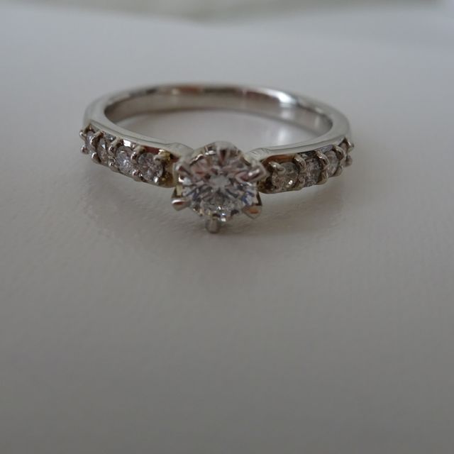 【ラザール ダイヤモンド(LAZARE DIAMOND)の口コミ】 とにかく美しくてゴージャスです。真ん中に大きなダイヤと、それに続いて…