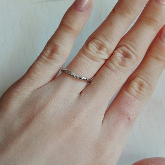 【GALA JEWELRY(ガラジュエリー)の口コミ】 ウェーブデザインのものが欲しいと思っており、スタッフの方がウェーブデ…