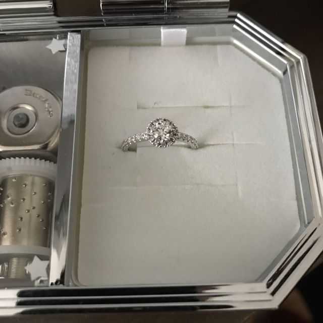 【GALA JEWELRY(ガラジュエリー)の口コミ】 彼女が華やかで可愛い指輪がいいと言っていたので、この指輪にしました。…