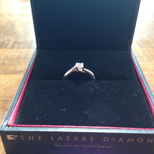 【ラザール ダイヤモンド(LAZARE DIAMOND)の口コミ】 ウェーブ状のフォルムのおかげで、指がとても長くキレイに見えるので選び…