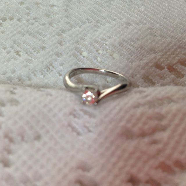 【ラザール ダイヤモンド(LAZARE DIAMOND)の口コミ】 ウェーブ状のフォルムのおかげで、指がとても長くキレイに見えるので選び…