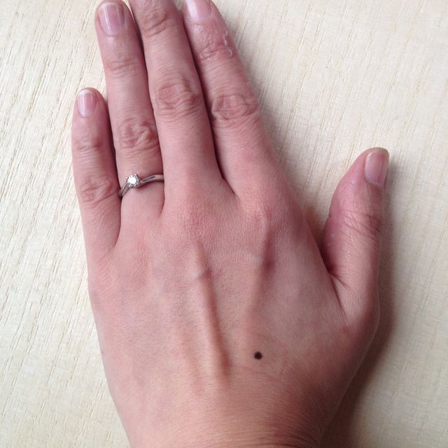 【ラザール ダイヤモンド(LAZARE DIAMOND)の口コミ】 ウェーブ状のフォルムのおかげで、指がとても長くキレイに見えるので選び…