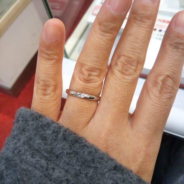 【Something Blue(サムシングブルー)の口コミ】 結婚指輪を他店で2時間見た後、通りかかって即決しました。
リーズナブル…