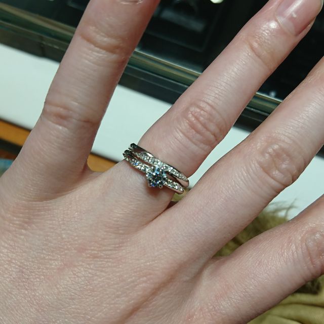 【銀座ダイヤモンドシライシの口コミ】 華奢なデザインも多く、指が細くカーブの指輪が欲しかった私にはピッタシ…