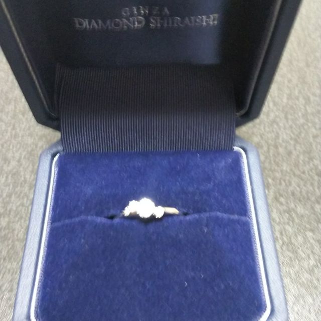 【銀座ダイヤモンドシライシの口コミ】 色々なデザインを拝見させて貰いましたが、左右非対称のデザインにパッと…