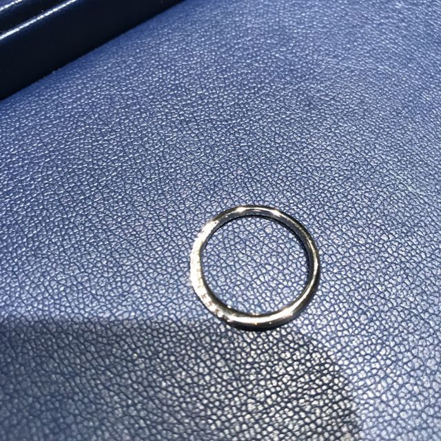 【銀座ダイヤモンドシライシの口コミ】 奥さんが気にいったようです。
細かなダイヤが散りばめられていて、デザイ…