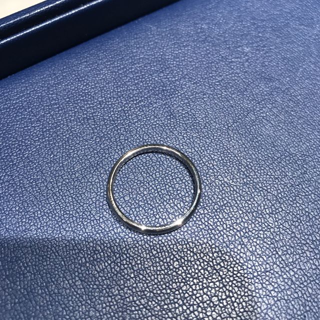 【銀座ダイヤモンドシライシの口コミ】 奥さんが気にいったようです。
細かなダイヤが散りばめられていて、デザイ…