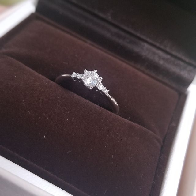 【アイプリモ(I-PRIMO)の口コミ】 初めは定番の一石タイプの婚約指輪にしようと思っていましたが、指を通し…