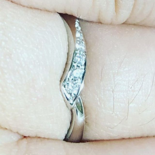 【4℃ BRIDAL(ヨンドシーブライダル)の口コミ】 V字っぽい感じのデザインで個性的だと思います。ダイヤモンドの質が良いた…