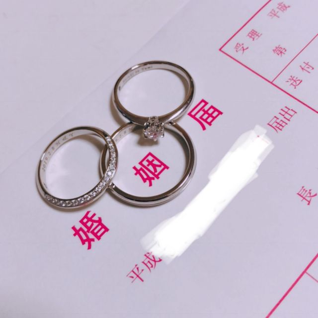 【アイプリモ(I-PRIMO)の口コミ】 新郎の指輪は、シンプルなデザインで普段でも着用しやすそうなため。
新婦…