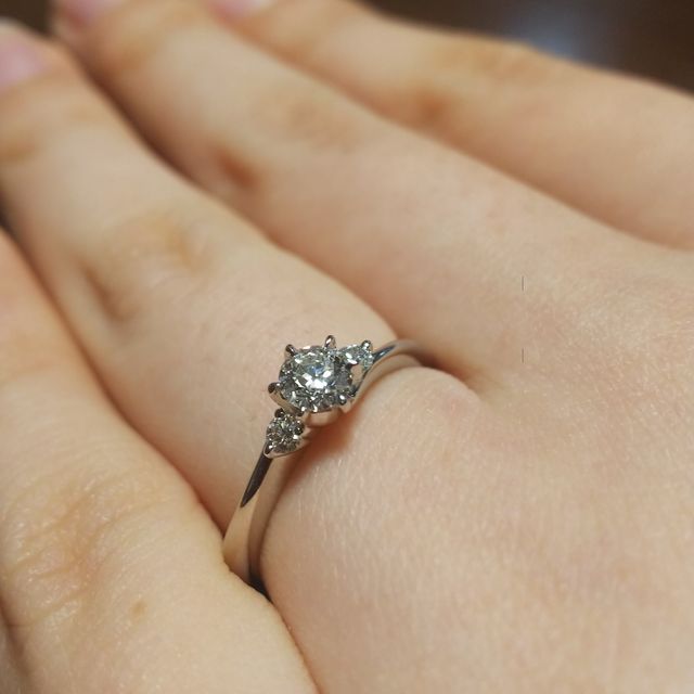 【銀座ダイヤモンドシライシの口コミ】 希望の価格帯でグレードを調節してもらえてよかった。
見た目ではあまり変…