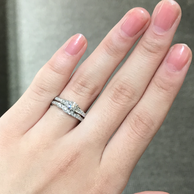 【俄(にわか)の口コミ】 デザインが可愛くて
エタニティの婚約指輪がほしくて
ふんわりしているデ…