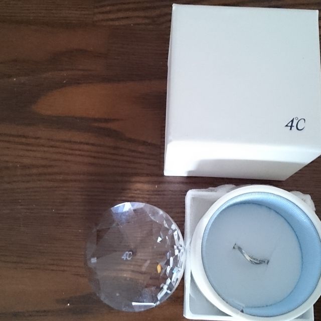 【4℃ BRIDAL(ヨンドシーブライダル)の口コミ】 シンプルなデザインで、ぷっくりしている指の私にも綺麗にはめられること…