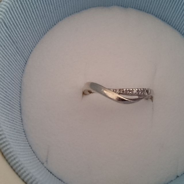 【4℃ BRIDAL(ヨンドシーブライダル)の口コミ】 シンプルなデザインで、ぷっくりしている指の私にも綺麗にはめられること…