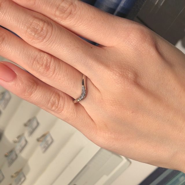 【銀座ダイヤモンドシライシの口コミ】 V字の他にストレートやウェーブなどのデザインを試着させてもらいましたが…