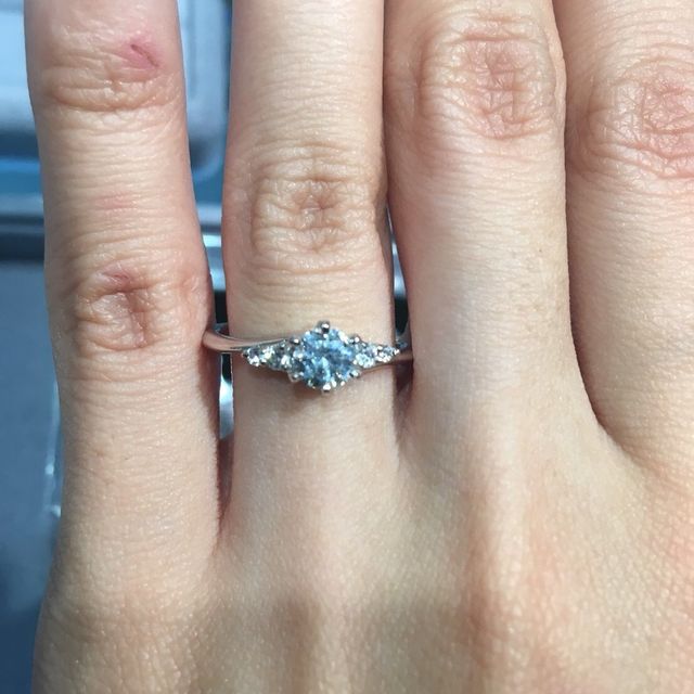 【宝寿堂(ほうじゅどう)の口コミ】 両サイドに２粒ずつメレダイアモンドがついており、それが真ん中のメイン…