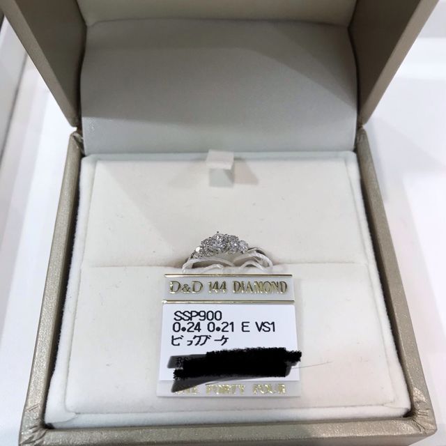 【D&D 144の口コミ】 大きなブーケをイメージした指輪です。ブーケと言えば結婚式で花嫁さんが…
