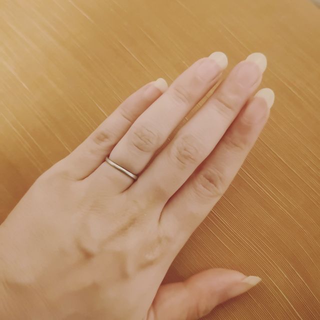 【I's stone(アイズストーン)の口コミ】 シンプルで繊細なデザインで、かつただのわっかではないニュアンスのある…