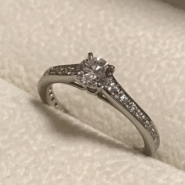 【エクセルコダイヤモンド(EXELCO DIAMOND)の口コミ】 やはり着け心地が良いところ、ダイヤの質が決め手となりました。
デザイン…