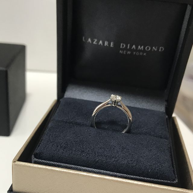 【ラザール ダイヤモンド(LAZARE DIAMOND)の口コミ】 指が華奢な方だったので、シンプルな立て爪を選びました。お店の方に、他…