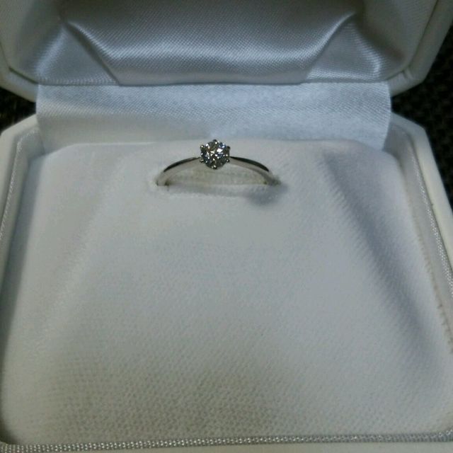 【WATANABE / 卸商社直営　渡辺の口コミ】 シンプルな6点留の縦爪の指輪ですが、できる限り服などに引っかからないよ…