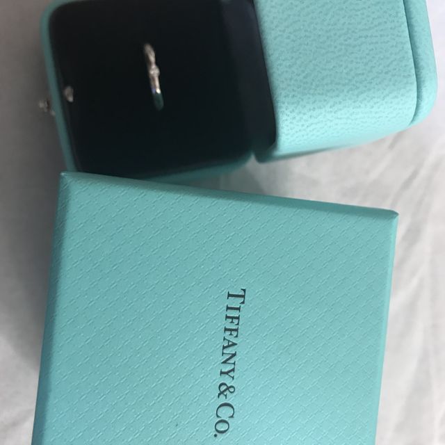 【ティファニー(Tiffany & Co.)の口コミ】 普段使いできるようにと、シンプルな指輪をいただきました。ダイヤが大き…