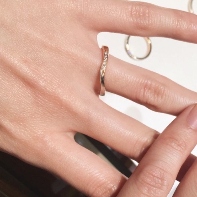 【杢目金屋(もくめがねや)の口コミ】 細身のVラインが特徴的な指輪であり、V字が緩やかなのがお気に入りです。…