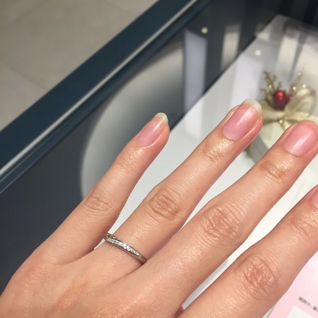 【銀座ダイヤモンドシライシの口コミ】 若干のカーブがあることで指が華奢に細く見えます。
ダイヤが斜めに流れて…