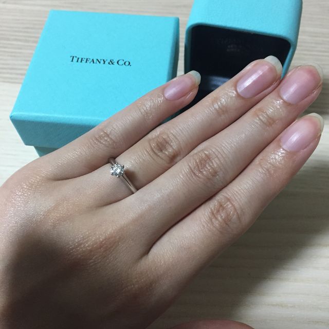 【ティファニー(Tiffany & Co.)の口コミ】 王道の婚約指輪がほしくて
ダイヤが１つ真ん中にあるこのデザインを選びま…