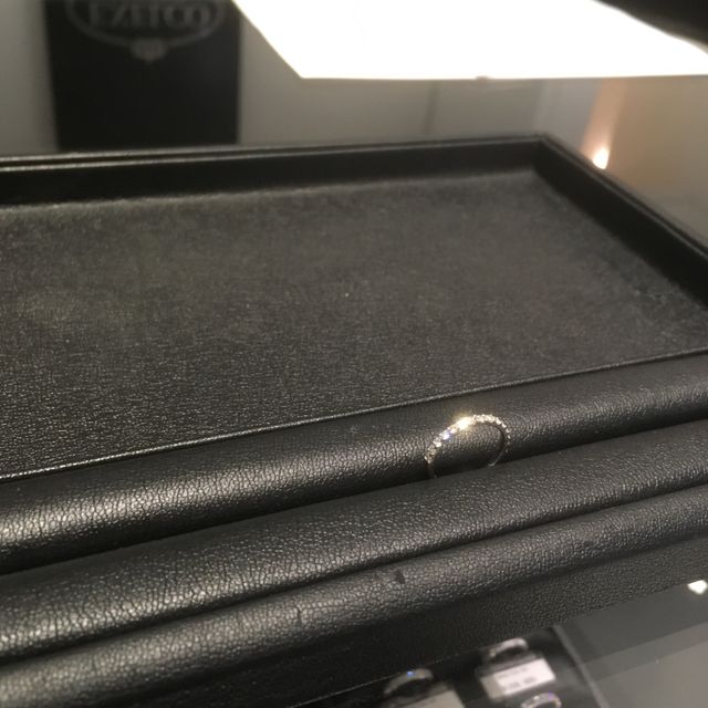 【エクセルコダイヤモンド(EXELCO DIAMOND)の口コミ】 ハーフエタニティで探しており、
様々な大きさが埋め込みになっているデザ…