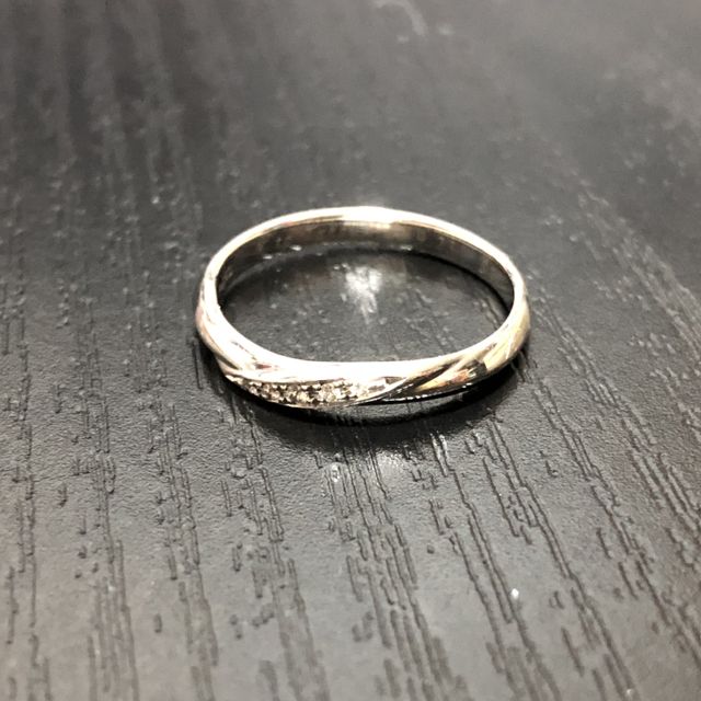 【アイプリモ(I-PRIMO)の口コミ】 斜めのラインに入ったダイヤが綺麗で購入しました。他にも多くの種類の指…