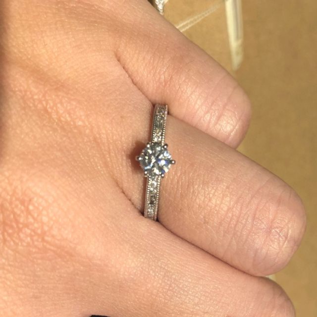 【ORECCHIO(オレッキオ)の口コミ】 センターのダイヤモンドを引き立てる感じで輝くサイドのダイヤもきれいな…