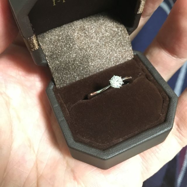 【アイプリモ(I-PRIMO)の口コミ】 指輪の号数を測るのに一度店舗に婚約者といって試着した際に
柔らかい斜め…