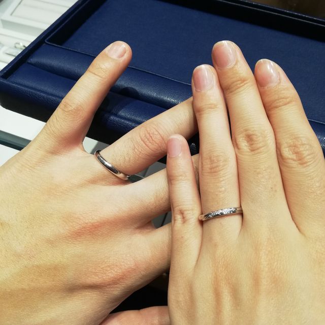【銀座ダイヤモンドシライシの口コミ】 ウェーブがあり、ダイヤが多くないシンプルなデザインで元々探していまし…