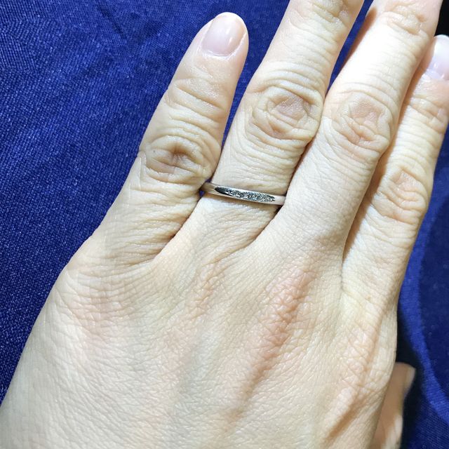 【銀座ダイヤモンドシライシの口コミ】 ダイヤが10個未満でしたが、十分な存在感がありました。素材も丈夫なもの…
