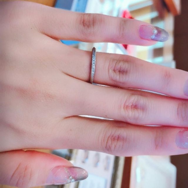 【アネリディギンザ(ANELLI DI GINZA)の口コミ】 メレダイヤがたくさん付いておりキラキラとして綺麗です。ダイヤモンドの…