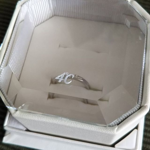 【4℃ BRIDAL(ヨンドシーブライダル)の口コミ】 値段とデザインが指輪を選ぶ決め手となっていました。予算としては二人分…