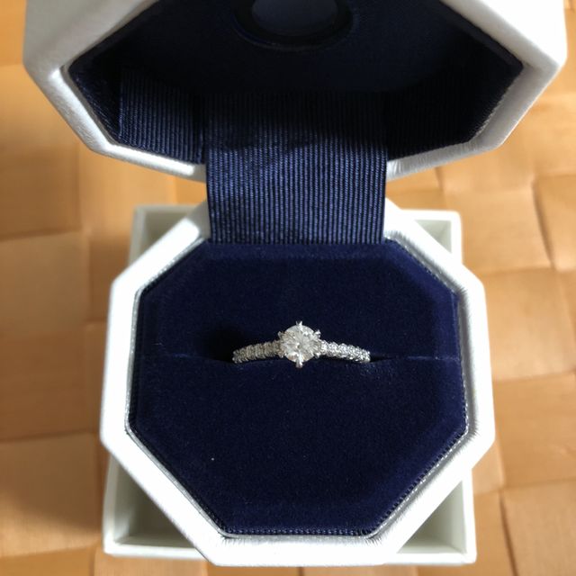 【銀座ダイヤモンドシライシの口コミ】 ダイヤモンドの光り方が他の店の商品よりも綺麗だったので決めました。ダ…