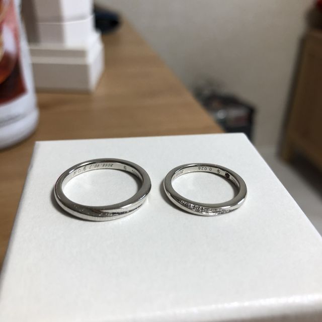 【銀座ダイヤモンドシライシの口コミ】 ダイヤモンドが斜めに入っているデザインのものが気に入って購入しました…