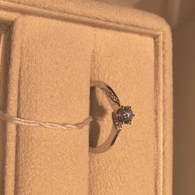 【ギンザタナカブライダル(GINZA TANAKA BRIDAL)の口コミ】 中央の大きなダイヤモンドはもちろん綺麗ですが、サイドの小さなダイヤが…