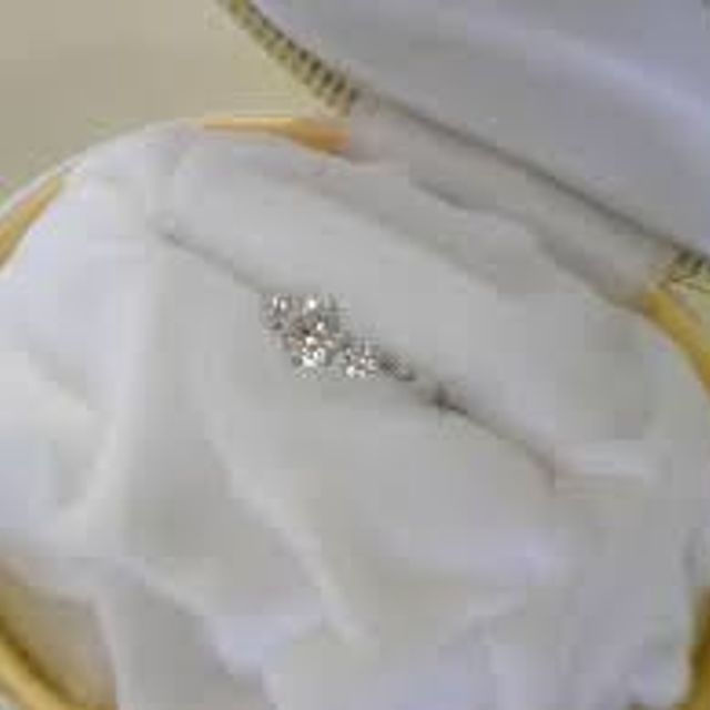 【4℃ BRIDAL(ヨンドシーブライダル)の口コミ】 もともと4℃が好きで

デザインや品質もとても好きなブランドで

女性にも…