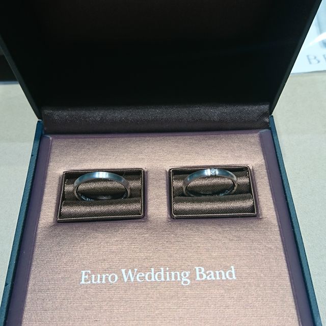 【EURO WEDDING BANDの口コミ】 女性用リングは、ダイヤモンドが入っていて、華やかさがあるのに、とても…